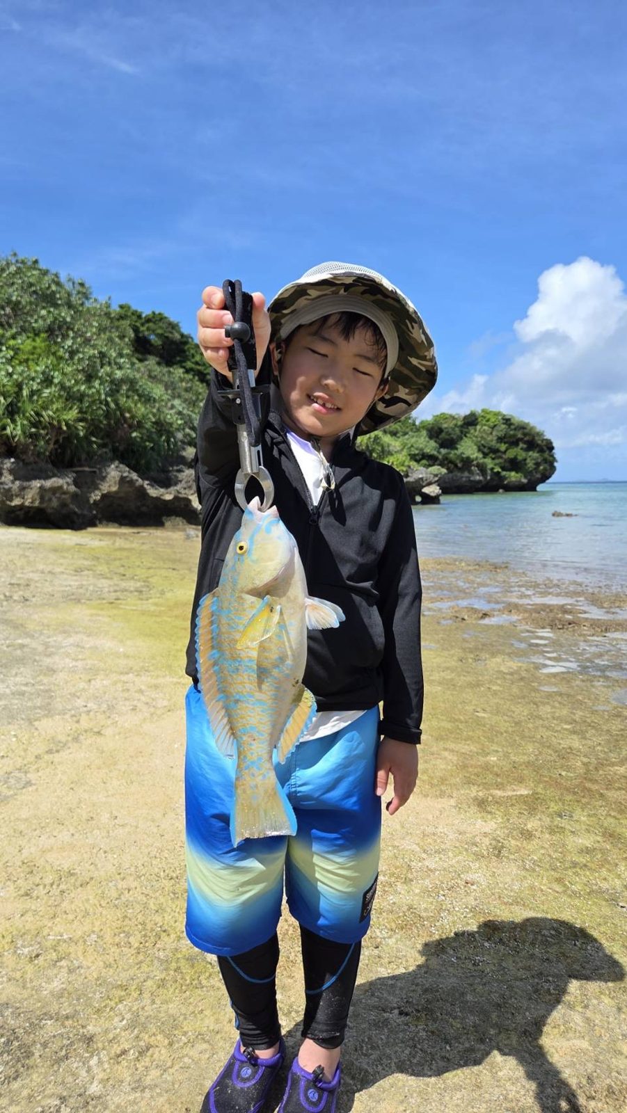 石垣島で初めて釣った魚を掲げる少年|浜ちゃん観光