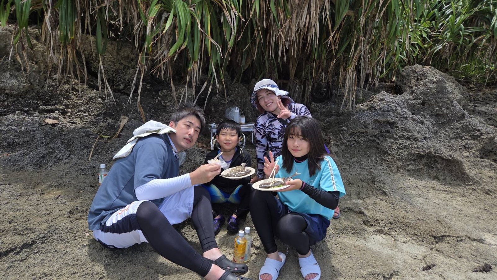 石垣島のビーチで釣った魚を家族で食べる島ごはん体験|浜ちゃん観光