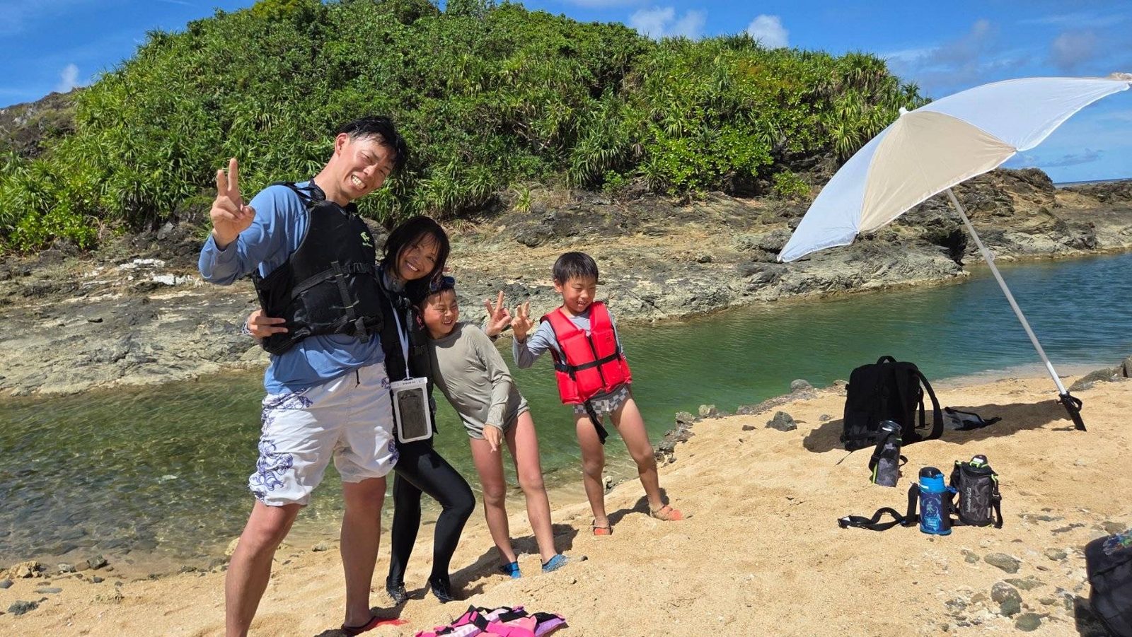 石垣島最北端の秘境の天然プールで遊ぶ家族|浜ちゃん観光