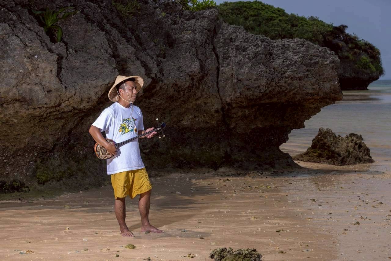 石垣島の誰もいない貸切ビーチでのんびり過ごす