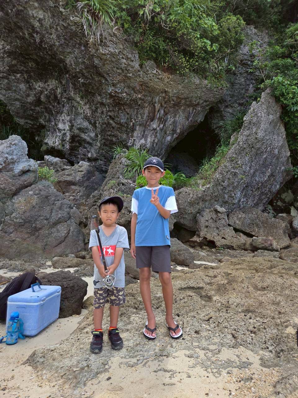 石垣島ジャングル探検ツアー 洞窟入口で冒険する子供たち