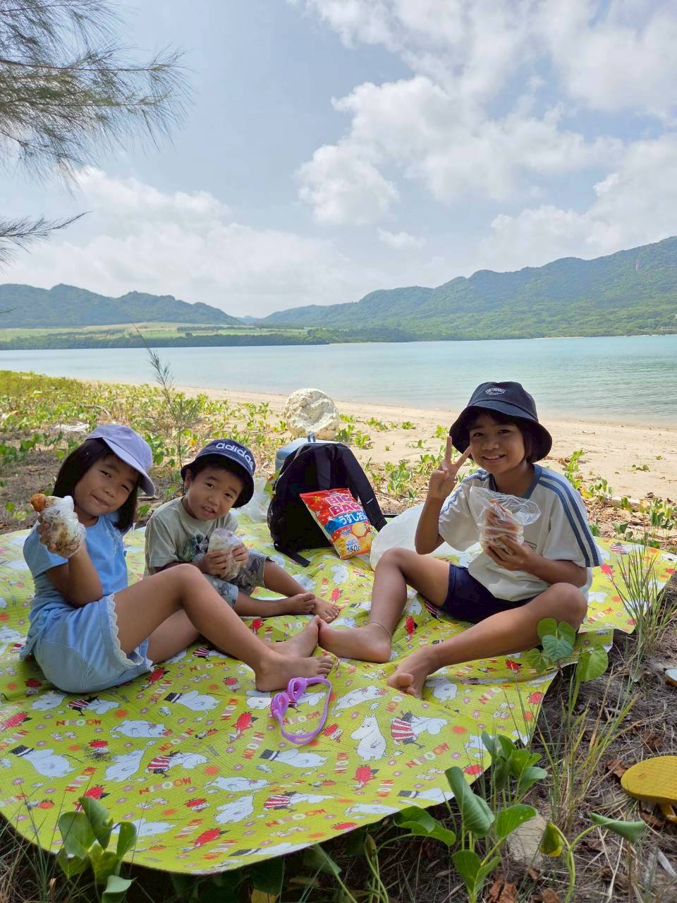 石垣島 在沙灘上野餐的孩子們｜浜ちゃん觀光